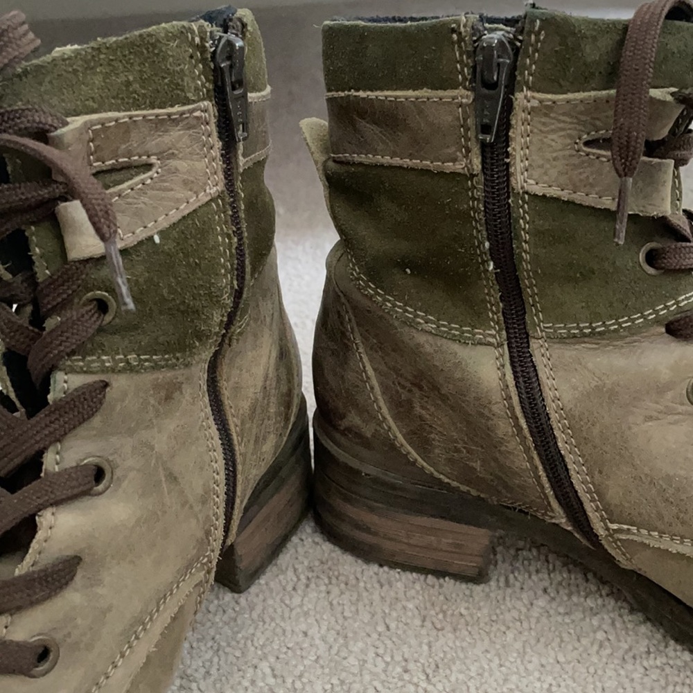 Boots - Picture 5 of 6